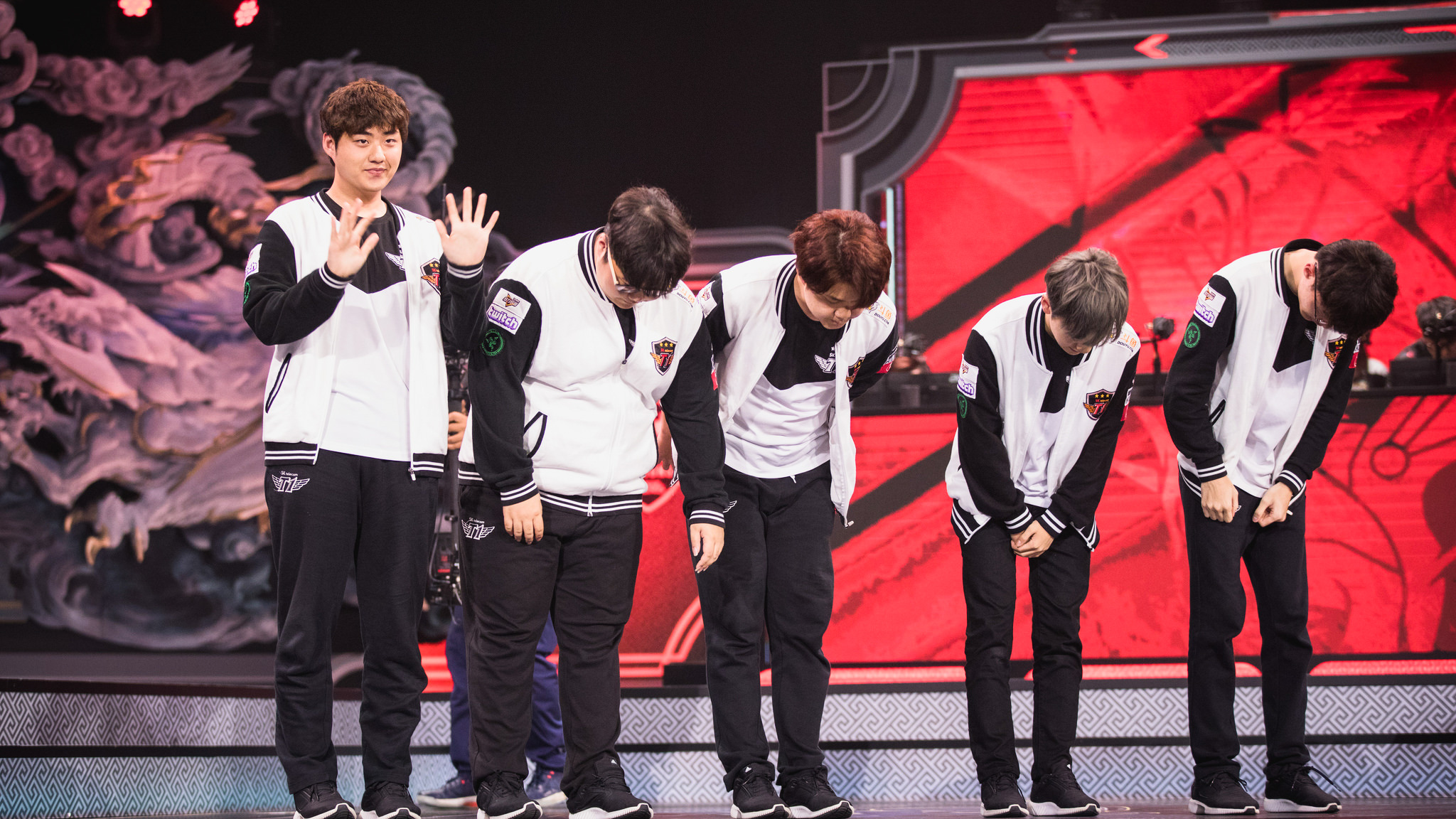 Esports players bowing after match