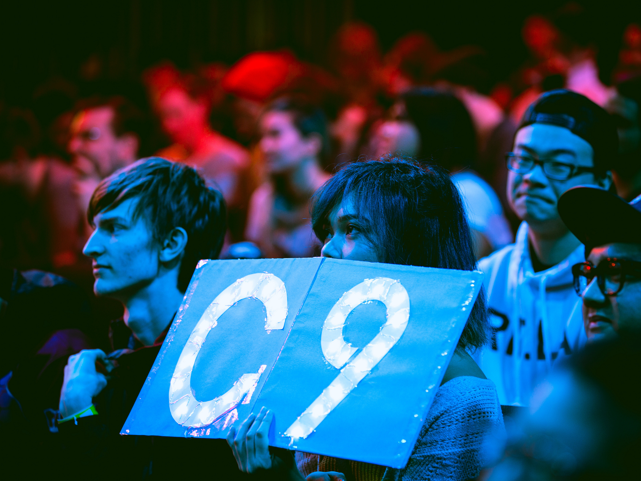 C9 fans cheer with sign